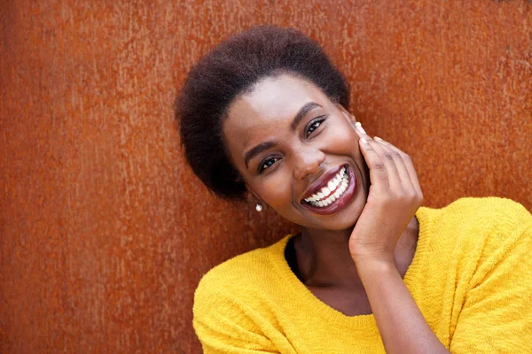 若い黒人女性の茶色の背景に対して笑顔を笑顔の肖像画を間近します — ストック写真
