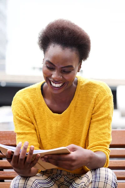 Portrait Femme Afro Américaine Souriante Assise Dehors Lisant Livre — Photo