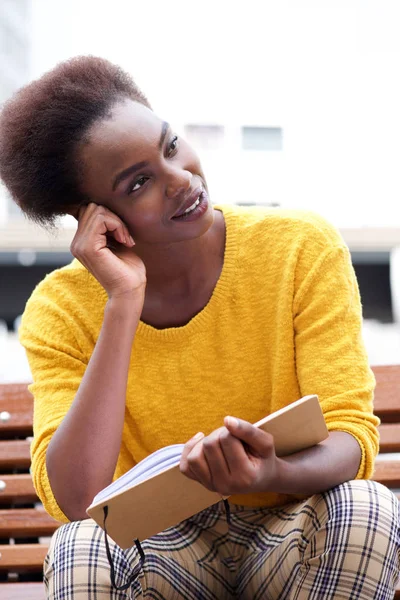 Portret African American Kobieta Siedzi Poza Książki Myślenia — Zdjęcie stockowe