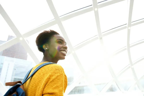 Retrato Por Detrás Joven Feliz Estación Con Mochila — Foto de Stock