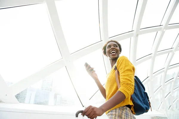 Portret Szczęśliwy African American Kobieta Stojąc Bagażu Telefon Komórkowy Lotnisko — Zdjęcie stockowe