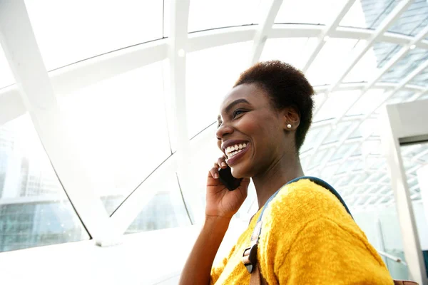 Portrait Young African American Woman Talking Cellphone Station — Stock Photo, Image