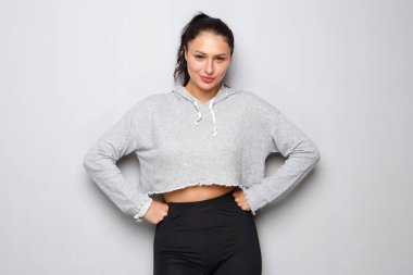 Kararlı bir ifadeyle duran atletik kadın portresi