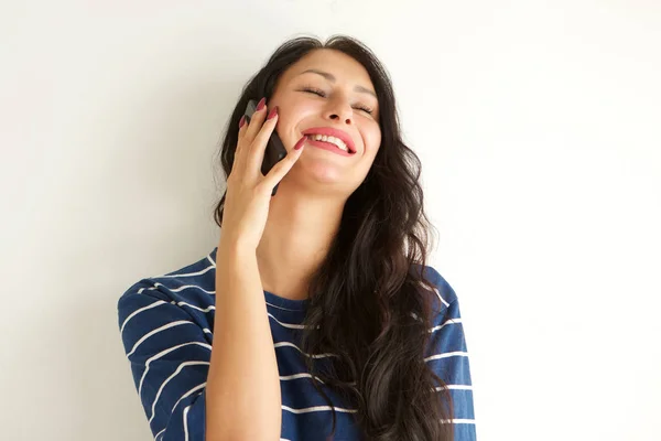 Tutup Potret Wanita Cantik Berbicara Ponsel Dan Tertawa Dengan Mata — Stok Foto