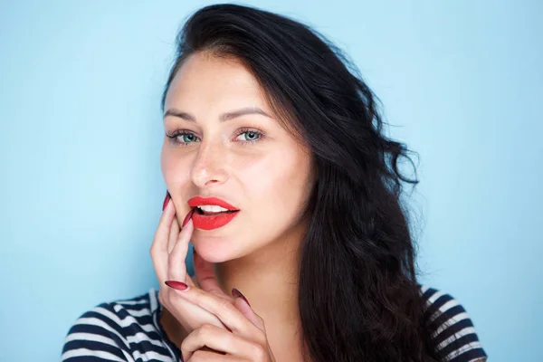 Primer Plano Retrato Mujer Joven Glamorosa Con Labios Rojos Sobre — Foto de Stock