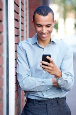 Cep telefonu seyir gülümseyen genç işadamı portresi