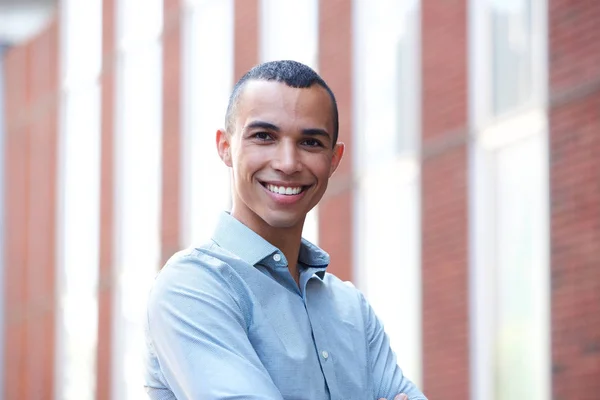 Retrato Belo Jovem Sorrindo Lado Fora Cidade — Fotografia de Stock