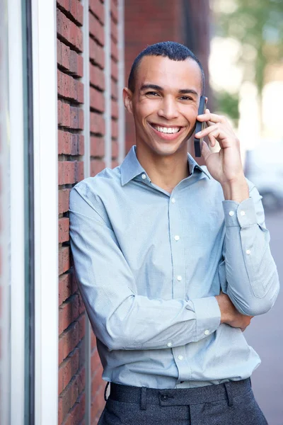 携帯電話で話している幸せな青年実業家の肖像画 — ストック写真