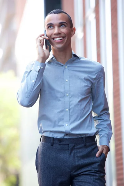 Πορτρέτο Του Χαμογελώντας Επιχειρηματία Περπάτημα Κινητό Τηλέφωνο — Φωτογραφία Αρχείου