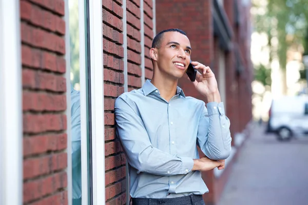 Portret Van Jonge Zakenman Praten Met Cellphone — Stockfoto