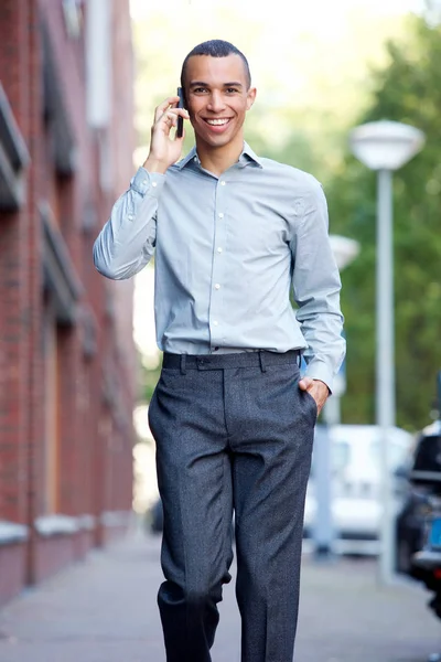 Retrato Homem Negócios Feliz Falando Telefone Celular — Fotografia de Stock