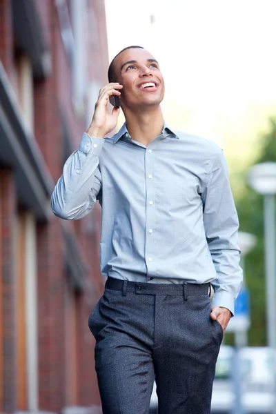 Portret Van Gelukkig Zakenman Lopend Pratend Mobiele Telefoon Stad — Stockfoto