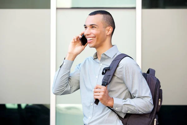 Retrato Lateral Joven Empresario Feliz Caminando Hablando Por Teléfono Móvil — Foto de Stock