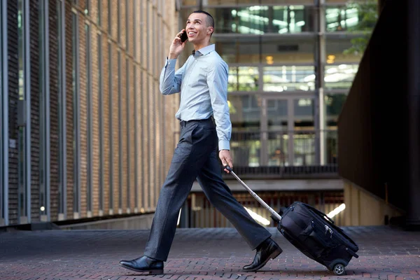 Hela Kroppen Sida Porträtt Resande Affärsman Talar Mobiltelefon — Stockfoto