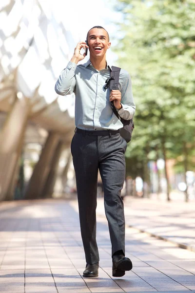 Całego Ciała Portret Szczęśliwy Młody Biznesmen Spacery Mieście Rozmowy Telefonów — Zdjęcie stockowe
