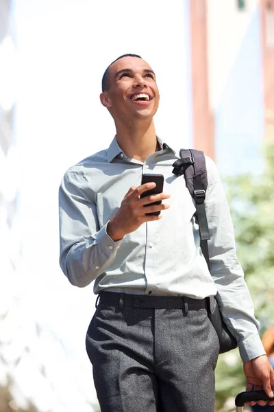 Porträtt Glad Ung Man Vandrar Staden Med Mobiltelefon Och Väska — Stockfoto