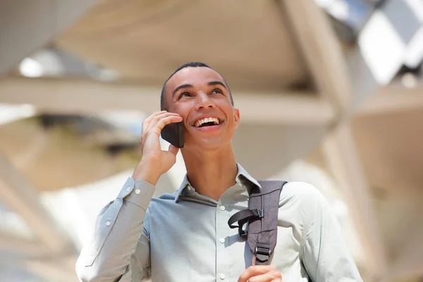 Портрет Счастливого Молодого Бизнесмена Разговаривающего Мобильному Телефону Смотрящего Вверх — стоковое фото