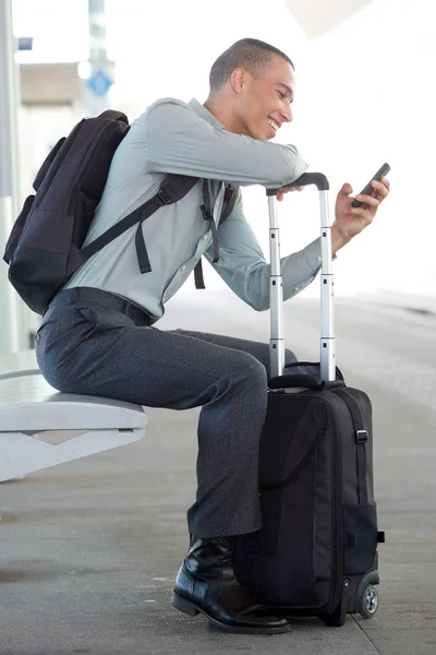 Seitenporträt Eines Reisenden Geschäftsmannes Der Mit Taschen Und Handy Bahnhof — Stockfoto