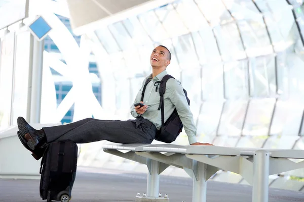 Straně Portrét Šťastné Cestování Podnikatele Čeká Stanici Svými Taškami Mobilní — Stock fotografie