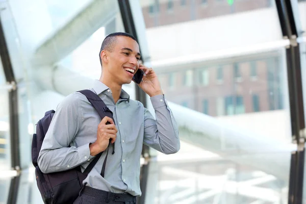 Retrato Lateral Joven Empresario Feliz Caminando Hablando Por Teléfono Móvil —  Fotos de Stock