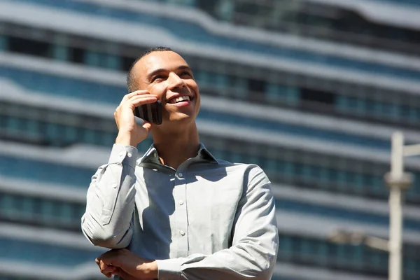 Ritratto Uomo Affari Felice Che Parla Con Cellulare Città — Foto Stock