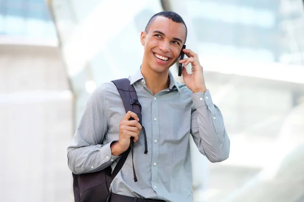 Portret Młodego Biznesmena Rozmowy Telefon Komórkowy Uśmiechając Się — Zdjęcie stockowe