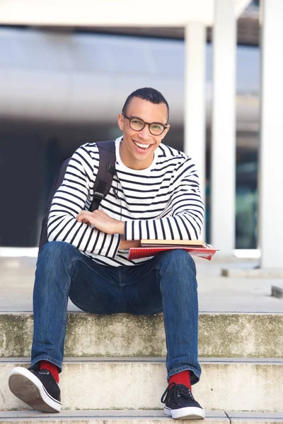 Porträt Eines Glücklichen Studenten Der Draußen Auf Dem Campus Sitzt — Stockfoto