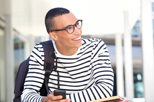 Primer Plano Retrato Estudiante Universitario Sonriente Con Gafas Sosteniendo Teléfono — Foto de Stock