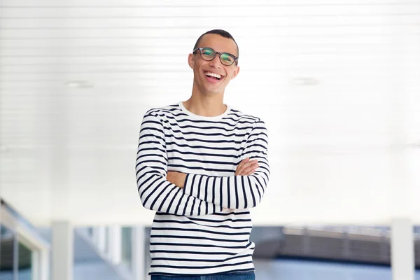 Ritratto Giovane Sicuro Con Gli Occhiali Sorridenti Fuori — Foto Stock