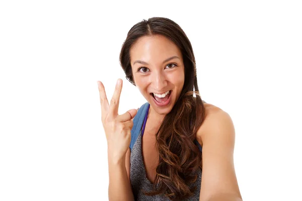 Portret Szczęśliwy Młoda Kobieta Azjatyckich Biorąc Selfie Dokonywanie Pokoju Znak — Zdjęcie stockowe