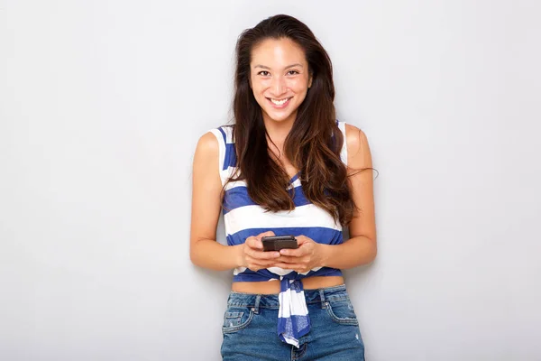 Portret Van Jonge Aziatische Vrouw Bedrijf Mobiele Telefoon Smiling — Stockfoto