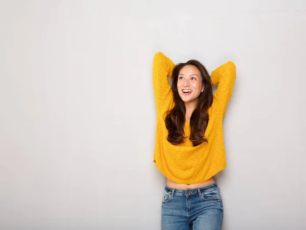 Retrato Hermosa Joven Asiática Riendo Con Las Manos Detrás Cabeza — Foto de Stock