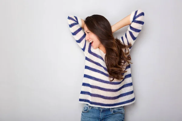 Retrato Mujer Asiática Despreocupada Riéndose Con Las Manos Detrás Cabeza —  Fotos de Stock