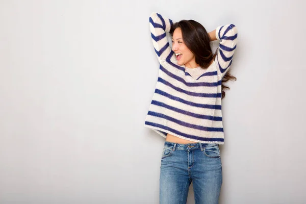 Retrato Feliz Atractiva Joven Asiática Riendo Con Las Manos Detrás — Foto de Stock