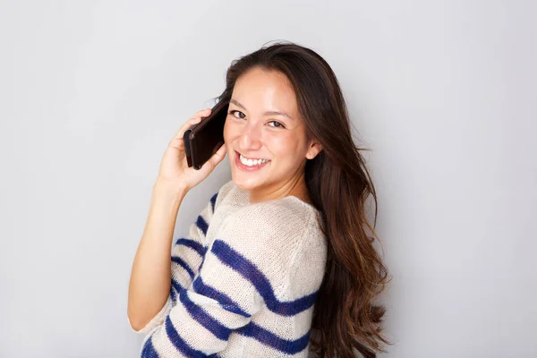 Portret Atrakcyjna Młoda Kobieta Azjatyckiej Uśmiechający Się Cellphone Szarym Tle — Zdjęcie stockowe