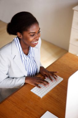 Bilgisayar Office ile çalışan mutlu genç siyah kadın portresi