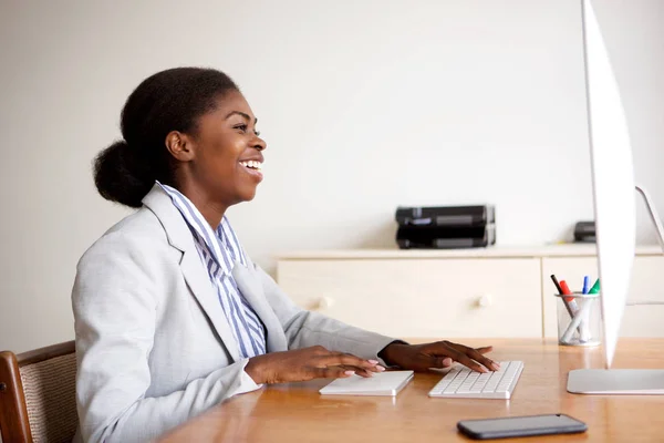 Portrait Latéral Jeune Femme Affaires Professionnelle Travaillant Avec Ordinateur — Photo