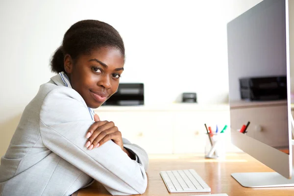 Retrato Lateral Jovem Mulher Negócios Afro Americana Sentada Comprar Computador — Fotografia de Stock