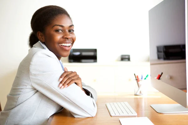 Retrato Lateral Joven Mujer Negocios Afroamericana Feliz Sentada Escritorio Con — Foto de Stock