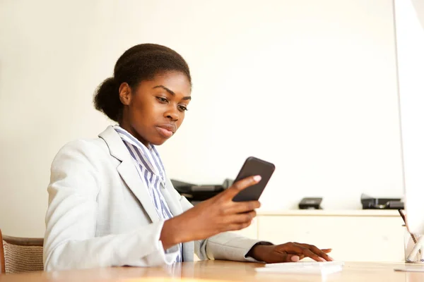 Retrato Jovem Empresária Sentada Trabalho Olhando Para Telefone Celular — Fotografia de Stock
