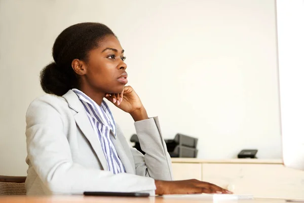 Portrait Une Jeune Femme Affaires Noire Sérieuse Assise Bureau Regardant — Photo