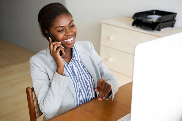 Retrato Jovem Empresária Negra Trabalhando Escritório Com Computador Telefone Celular — Fotografia de Stock