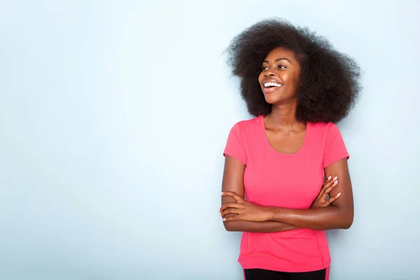 Retrato Sorrindo Jovem Mulher Negra Com Braços Cruzados Contra Fundo — Fotografia de Stock