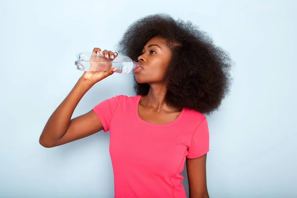 Gros Plan Portrait Jeune Femme Noire Buvant Une Bouteille Eau — Photo