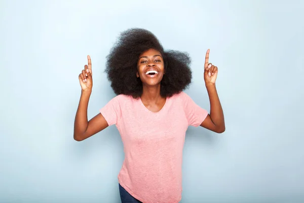 指を上向き幸せな若いアフリカ系アメリカ人女性の肖像画 — ストック写真