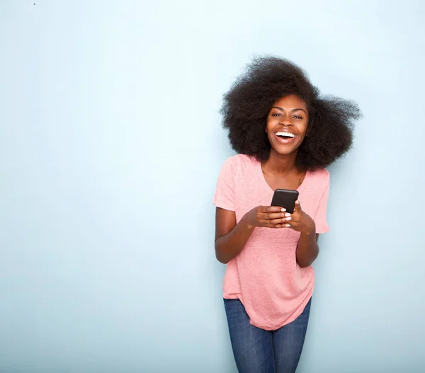 Retrato Joven Mujer Afroamericana Feliz Sosteniendo Teléfono Inteligente — Foto de Stock