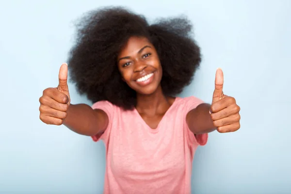 Πορτρέτο Του Χαρούμενος Νεαρή Μαύρη Γυναίκα Τους Αντίχειρες Επάνω Χέρι — Φωτογραφία Αρχείου
