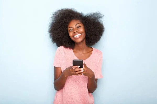 Närbild Porträtt Glad Ung Svart Kvinna Med Mobiltelefon — Stockfoto