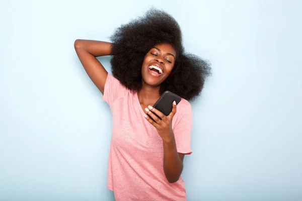 Porträtt Glada Unga Afroamerikanska Kvinna Tittar Mobiltelefon Sms — Stockfoto