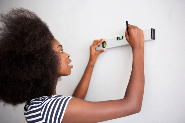 Retrato Una Joven Negra Haciendo Bricolaje Casa —  Fotos de Stock